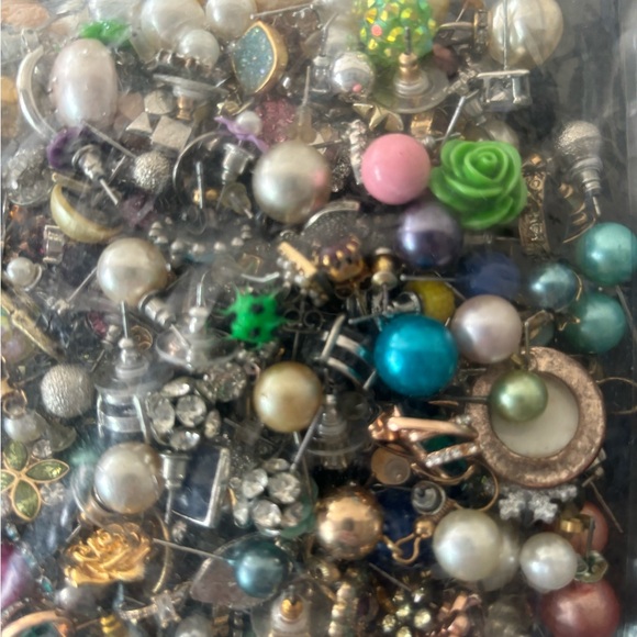Bag of 100s of mismatched post/stud earrings - Picture 2 of 3